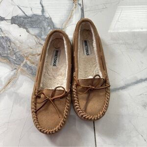 Minnetonka Women's Tan Moccasins size 10
